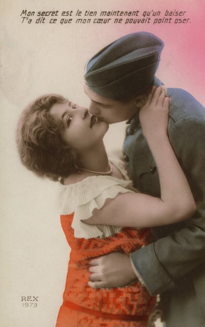Chica y soldado besándose de French Photographer